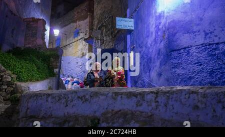 Chefchaouen , Marocco - Aprile 2018: Donne non identificate nella medina blu di Chefchaouen città di notte in Marocco, Africa del Nord Foto Stock