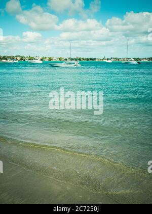 Barche veloci ormeggiate nella laguna di Grand Baie, una popolare area turistica sull'isola di Mauritius. Grand Baie (o Grand Bay) è un villaggio sul mare e l Foto Stock