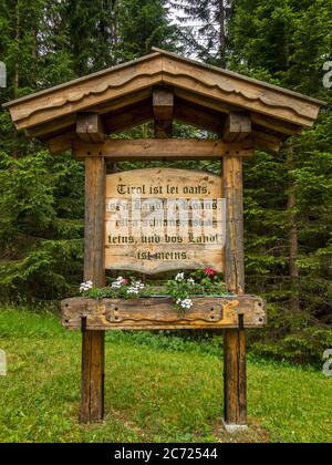 Escursione alle piogge vicino a Ehrwald presso la Tiroler Zugspitz Arena Foto Stock