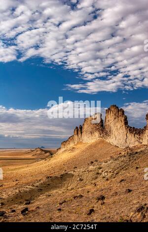 Nuvole su cresta vulcanica, Shiprock, New Mexico USA Foto Stock