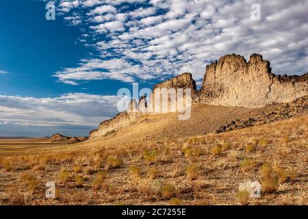 Nuvole su cresta vulcanica, Shiprock, New Mexico USA Foto Stock