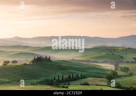 Alba su una nebbiosa Val d'Orcia, Toscana Foto Stock