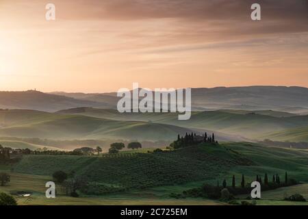 Alba su una nebbiosa Val d'Orcia, Toscana Foto Stock