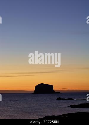 Dawn sorge sopra la Bass Rock nella costa orientale della Scozia Foto Stock
