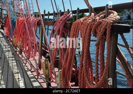 Corde colorate su nave alta. Giornata di sole a Fredrikstad, Norvegia. Foto Stock