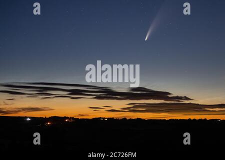 Cometa Neoswise, passando 64 milioni di miglia di distanza dalla Terra vista dal Nord Yorkshire, Inghilterra. Foto Stock