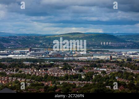 Vista su Belfast da est verso i moli e Carnomoney Hill Foto Stock