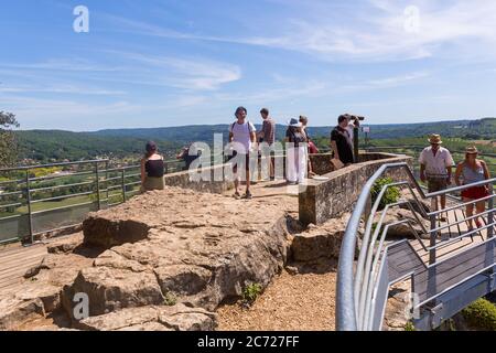 Dordogna, Francia - 16 agosto 2019: Persone ai Jardins de Marqueyssac nella regione della Dordogna in Francia Foto Stock