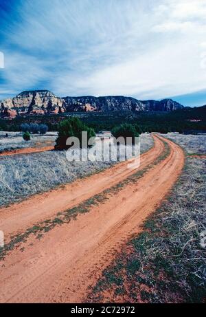 STRADA DEL DESERTO STERRATA AD OVEST DI SEDONA VICINO AL PASSO DI BOYNTON; ARIZONA; USA Foto Stock