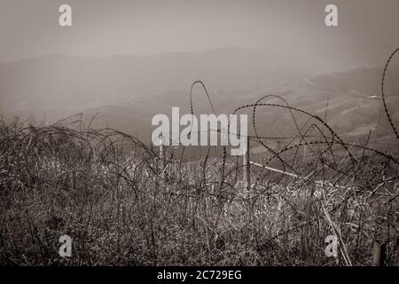 Paesaggio intricato filo spinato nella guerra del Vietnam Foto Stock