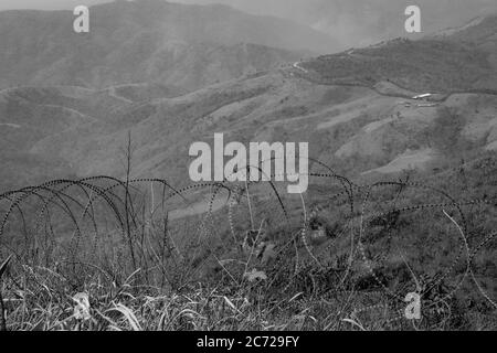 Paesaggio intricato filo spinato nella guerra del Vietnam Foto Stock