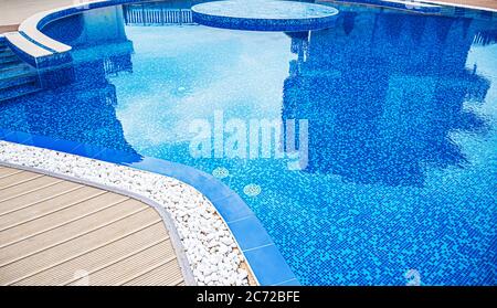 Bella piscina con piastrelle blu closeup. Foto Stock