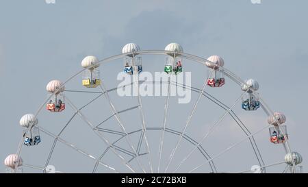 istanbul, Turchia - Settembre 2018: Ruota panoramica colorata e cielo blu nel Parco Viasea tema, Tuzla Foto Stock