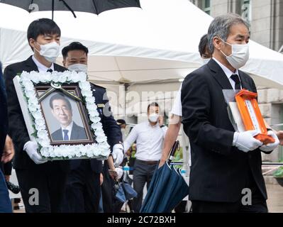 Seoul, Corea del Sud. 13 luglio 2020. Il sud coreano porta un ritratto del defunto Parco del Sindaco di Seoul, vinto subito dopo il suo funerale ufficiale fuori dal Municipio di Seoul, Corea del Sud, il 13 luglio 2020. (Foto di Lee Young-ho/Sipa USA) Credit: Sipa USA/Alamy Live News Foto Stock