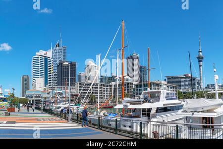 Skyline del quartiere centrale degli affari da Viaduct Harbour, Auckland, Nuova Zelanda Foto Stock