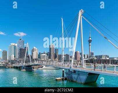 Il ponte pedonale Wynard Crossing e lo skyline del quartiere finanziario centrale dal Wynard Quarter, Viaduct Harbour, Auckland, Nuova Zelanda Foto Stock