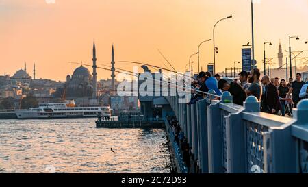 Ponte Galata, Istanbul, Turchia - Ottobre 2019: Pescatori sul ponte Galata, pesca con i loro pali da pesca durante il tramonto, Karakoy, ponte Galata, IS Foto Stock