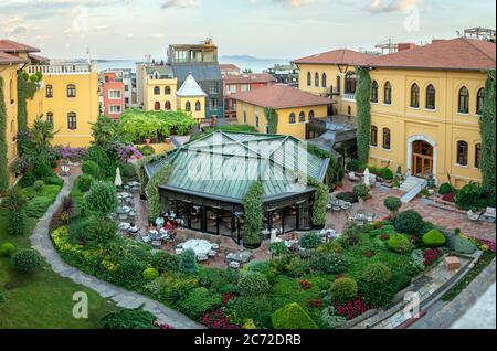 istanbul, Turchia - Giugno 2019: Four Seasons Hotel Sultanahmet giardino Foto Stock