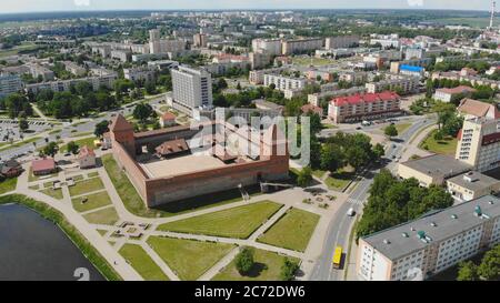 Panorama aereo della città storica di Lida con un castello. Bielorussia. Foto Stock