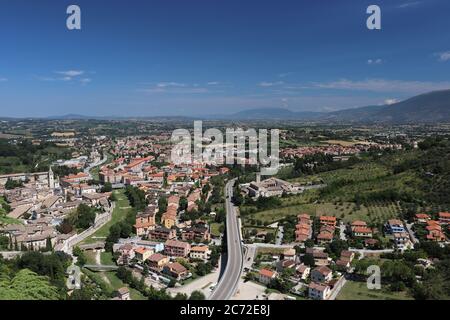 Vista di Spoleto dalla cima del castello. Provincia di Perugia, Umbria, Italia. Foto Stock