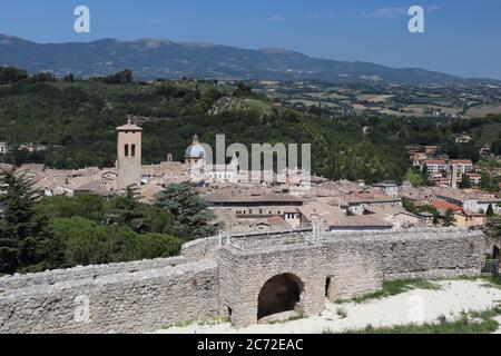 Vista di Spoleto dalla cima del castello. Provincia di Perugia, Umbria, Italia. Foto Stock
