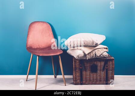 Moderna sedia in velluto rosa con cuscini e tris beige Foto Stock