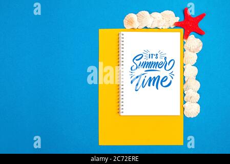 Red starfishes on a blue and yellow background Foto Stock