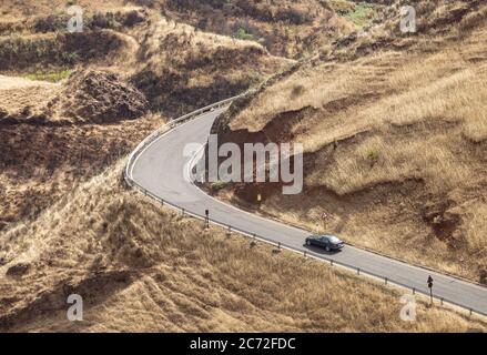 Auto su una tortuosa strada di montagna sulla Gran Canaria, Isole Canarie, Spagna Foto Stock