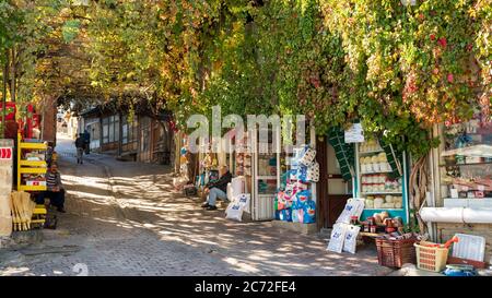 Kemaliye, Turchia - Ottobre 2018: Una vista sulla strada da Kemaliye città di Erzincan, piena di piccoli negozi locali, Erzincan, Turchia Foto Stock