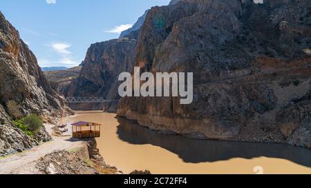 Kemaliye, Turchia - Ottobre 2018: Vista panoramica del Dark Canyon con tour boats e molo in legno nella città di Kemaliye o Egin a Erzincan, Turchia Foto Stock