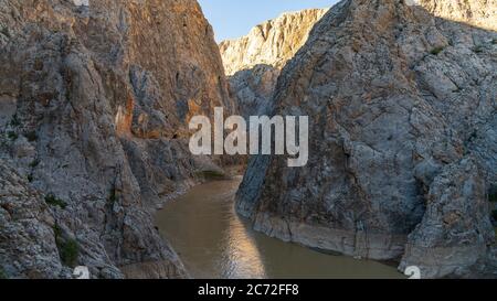 Vista panoramica del Dark Canyon a Kemaliye o Egin, Erzincan, Turchia Foto Stock