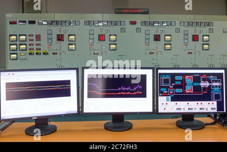 Monitor in una sala di controllo di una centrale a gas naturale Foto Stock