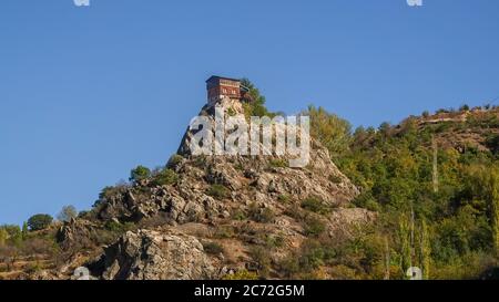 Kemaliye, Turchia - Ottobre 2018: Famosa casa sulla roccia nel distretto di Kemaliye a Erzincan, Turchia. Foto Stock