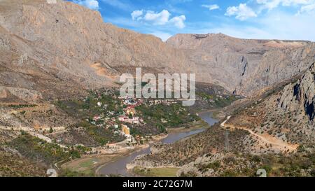 Kemaliye, Turchia - Ottobre 2018: Veduta aerea del paesaggio della città di Kemaliye tra la valle di Kemaliye o Egin, Erzincan, Turchia Foto Stock