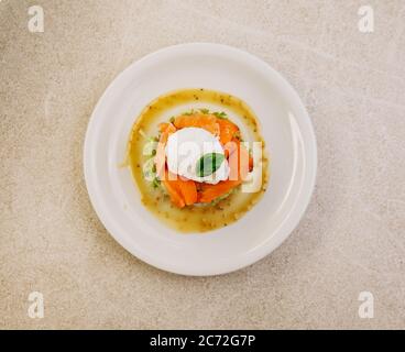 Uovo benedetto con salmone affumicato su pane tostato. Colazione deliziosa Foto Stock