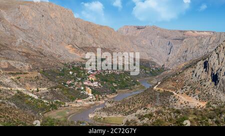 Kemaliye, Turchia - Ottobre 2018: Veduta aerea del paesaggio della città di Kemaliye tra la valle di Kemaliye o Egin, Erzincan, Turchia Foto Stock