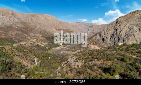 Kemaliye, Turchia - Ottobre 2018: Veduta aerea del paesaggio della città di Kemaliye tra la valle di Kemaliye o Egin, Erzincan, Turchia Foto Stock