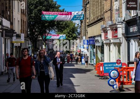 Lancaster, Regno Unito. 12 luglio 2020. High Street a Lancaste rimane ancora abbastanza, anche se ci sono alcuni acquirenti che stanno per mendere di visdit l'High Street Credit: PN News / Alamy Live News Foto Stock