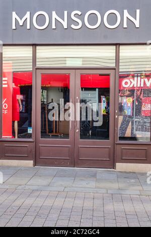 Lancaster, Lancashire, Regno Unito. 12 luglio 2020. L'ex negozio Monsoon a Lancaster è uno dei cinque negozi più spinosi che sono entrati in amministrazione sia Monsoon che Accessorize erano in commercio molto prima della pandemia del coronavirus, ma l'azienda semplicemente non poteva resistere all'impatto finanziario di dover chiudere tutto il suo Regno Unito, "i negozi in franchising e joint venture sono durati quasi tre mesi"." Credit: PN News/Alamy Live News Foto Stock