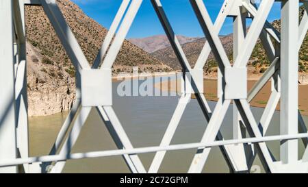 Kemaliye, Turchia - Ottobre 2018: Vista del paesaggio dal ponte di Recep Yazicioglu sul fiume Eufrate a Kemaliye, Erzincan, Turchia Foto Stock