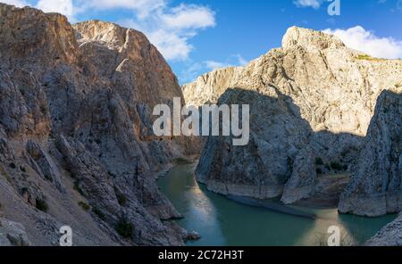 Vista panoramica del Dark Canyon a Kemaliye o Egin, Erzincan, Turchia Foto Stock