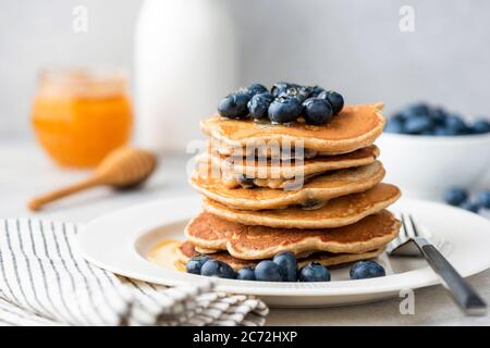 Frittelle fatte in casa con mirtilli. Una pila di gustosi pancake Foto Stock