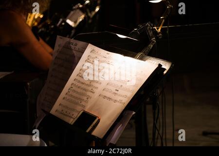 Appunti e strumenti musicali, simboli e note musicali classici Foto Stock