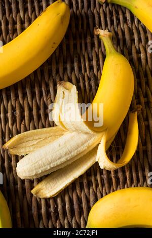 Banane gialle organiche grezze in un mazzo Foto Stock