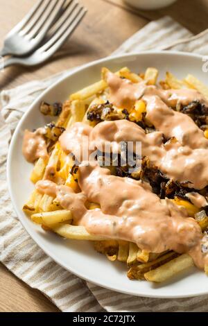 Fritto di casa formaggio animale French Fries con cipolle e condimento Foto Stock