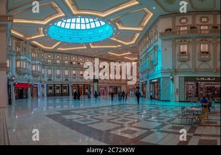 Doha, Qatar - Febbraio 2019: Scena interna dal centro commerciale Villaggio di Doha con molti negozi e negozi Foto Stock