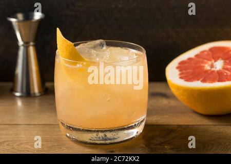 Ravvivante grappofruit Radler Cocoktail con Gin e Soda Foto Stock