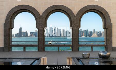 Doha, Qatar - Febbraio 2019: Skyline di Doha attraverso gli archi del Museo di arte islamica, Qatar Foto Stock