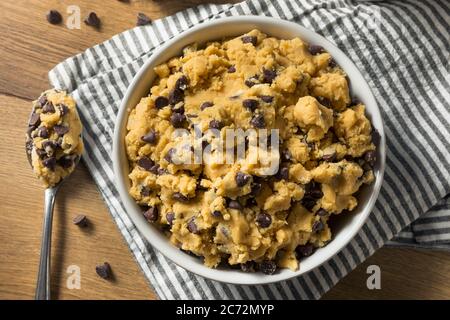 Pasta di biscotti al cioccolato artigianale crudo in un recipiente Foto Stock