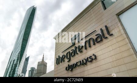 Doha, Qatar - Febbraio 2019: Segnaletica per il Gate Mall, un centro commerciale di lusso nel centro di Doha, Qatar Foto Stock